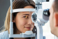 Une patiente en consultation d'ophtalmologie